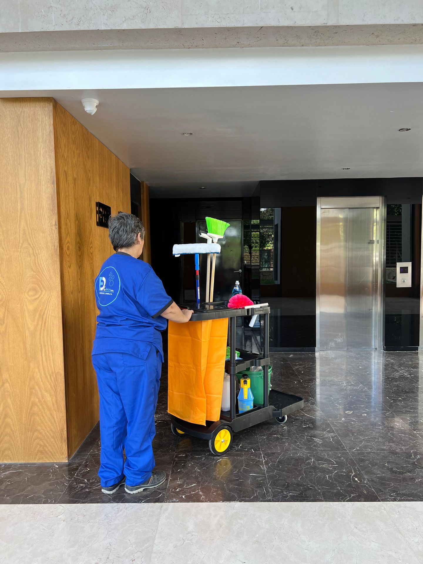 Equipo de limpieza realizando el abono mensual en oficinas corporativas